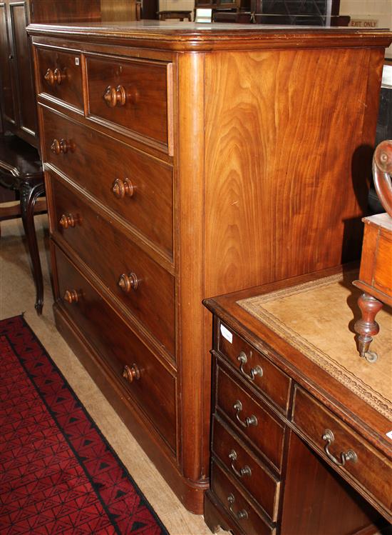 Large Victorian mahogany chest of drawers